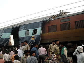 В Индии поезд сбил 16 человек