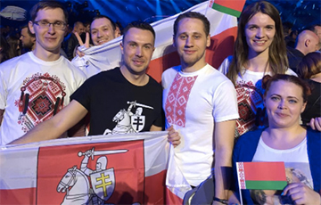 Группа поддержки Naviband приехала в Киев с бело-красно-белыми флагами