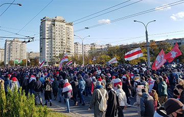 Многотысячная колонна протестующих в Минске находится возле универмага «Беларусь»