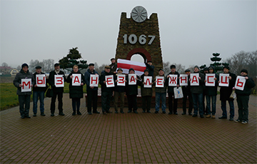 Жители Орши вышли в центр города с плакатом «Мы за Независимость»