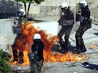 Греческие демонстранты устроили беспорядки у здания парламента