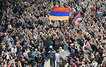 Протестующие идут шествием по центру Еревана: прямой репортаж
