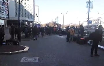 В центре Минска наблюдается большое скопление мигрантов