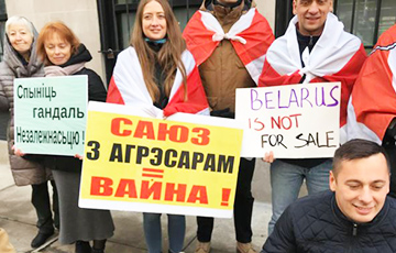 Белорусы пикетировали российское консульство в Нью-Йорке