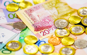 Белорусский рубль сдал к трем валютам