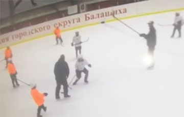 Видеофакт: В РФ тренер бьет детей клюшкой по голове и бросает их на лед