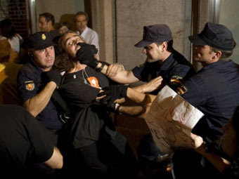 На демонстрациях против папы Римского в Мадриде пострадали 11 человек