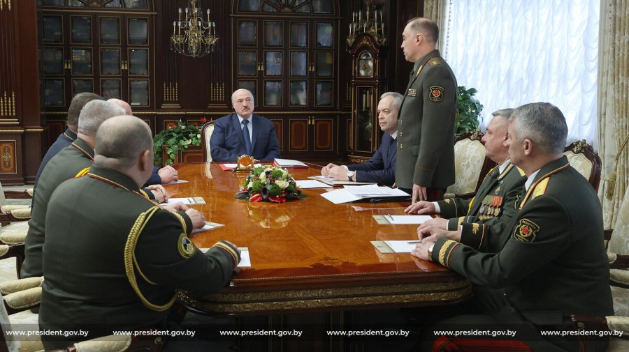 Лукашенко назначил новых глав Генштаба и МЧС, командующих войсками и замминистра обороны