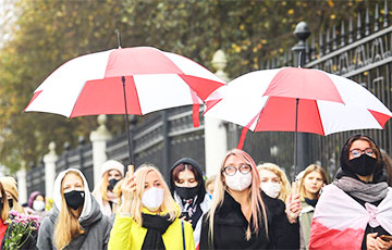 Большая колонна женщин и студентов приближается к площади Якуба Коласа