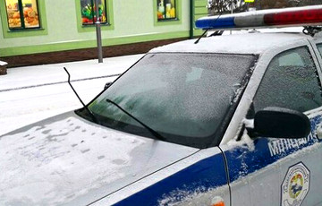 Фотофакт: С машины ГАИ в Пинске сняли ручку и щетки стеклоочистителей