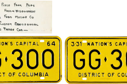 Номерные знаки лимузина Кеннеди проданы на аукционе в Далласе