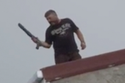 Полиция в Стамбуле задержала стрелявшего с крыши дома бородача