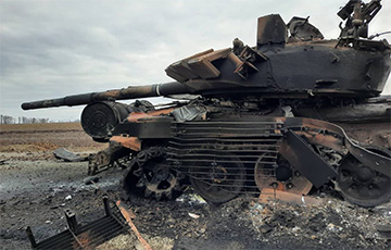 Украинские бойцы дроном уничтожили новейший московитский танк Т-72Б3М на Луганщине