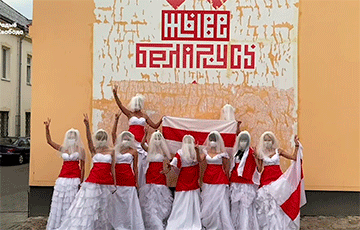 В Гродно девушки устроили бело-красно-белый перформанс