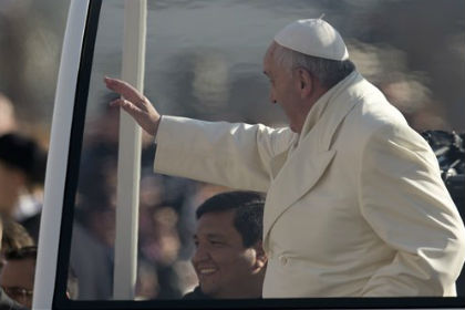 Папа Франциск подвез друга на «папамобиле»