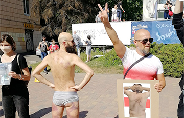 Белорусские художники протестуют напротив Дворца искусств в Минске
