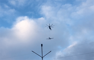 Фотофакт: Над Минском снова замечен вертолет с самолетом на подвеске