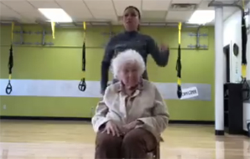 Хит интернета: Жизнерадостная бабушка занимается фитнесом