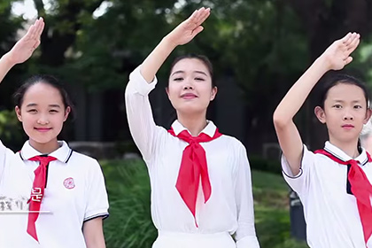 Новая версия гимна китайских пионеров стала хитом интернета
