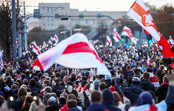 Белорусы массово проводят акции в защиту национального флага