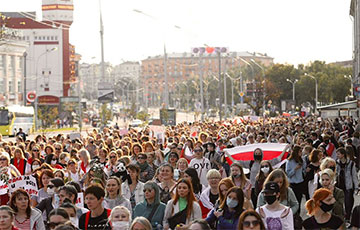 Участницы Женского марша собираются возле «Лидо» в Минске
