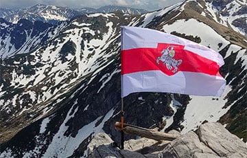 Бело-красно-белый флаг появился над польскими Татрами