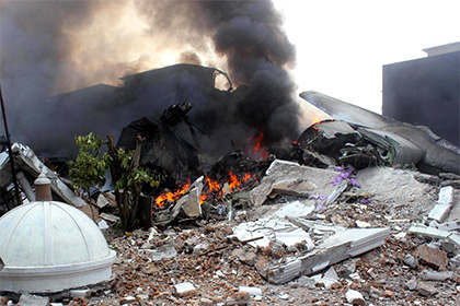 Власти Индонезии сообщили о гибели 113 человек при падении самолета