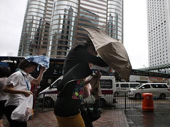 В Гонконге из-за тайфуна закрыли фондовую биржу
