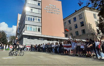 Студенты МГЛУ вышли на пикет солидарности