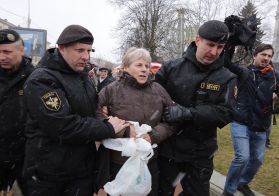 Коробки спецназа перекрыли проспект Независимости в Минске