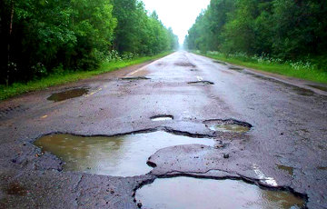 Житель Витебска снял видео о состоянии дорог в его городе.