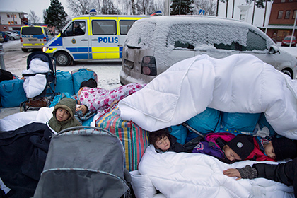 Полиция Швеции предотвратила нападение радикалов с топорами на лагерь беженцев