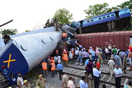 Столкновение двух поездов в Индии привело к 12 жертвам