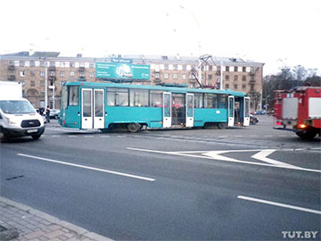 Фотофакт: В Минске трамвай сошел с рельсов