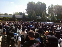 Люди в масках окружили Дом футбола в Киеве