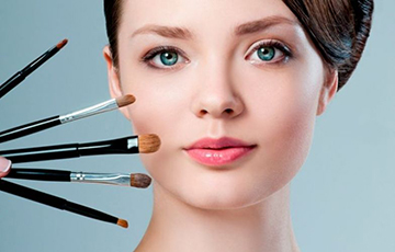 Ученые доказали, что макияж делает женщин умнее