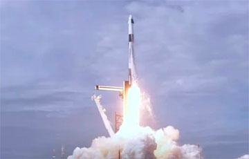 SpaceX Илона Маска впервые запускает астронавтов на орбиту: видеотрансляция