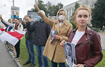 Более 100 человек вышли в центр Минска с портретами Тихановского, Бабарико, Статкевича и Северинца