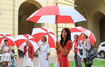 Девушки с бело-красно-белыми зонтиками вышли на проспект в Минске
