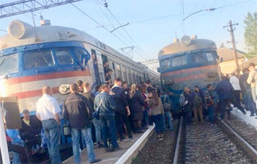 Во Львове пассажиры перекрыли движение поездов