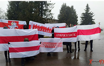 Жители Дзержинска вышли с национальными флагами к ЖКХ