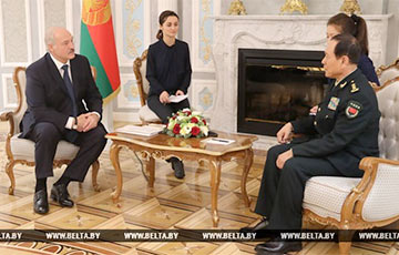Лукашенко рассыпался в благодарностях перед министром обороны Китая