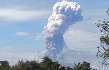 В Индонезии после землетрясения и цунами началось извержение вулкана