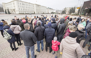 Более 200 противников аккумуляторного завода вновь собрались на площади в Бресте