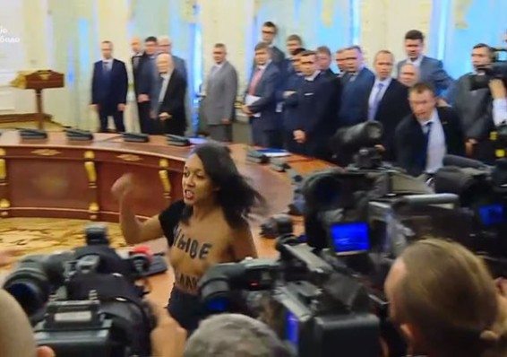 Не обошлось без инцидентов: активистка Femen выскочила к Порошенко и Лукашенко
