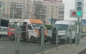 В Минске на перекрестке два микроавтобуса перегородили проезжую часть
