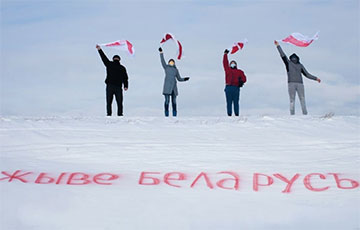Белорусы проводят акции в поддержку национального флага по всей стране