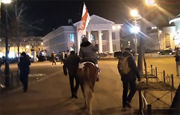 В белорусских городах появились всадники с бело-красно-белыми флагами