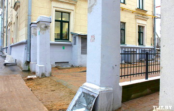 В центре Минска демонтировали старые ворота наперекор Минкульту