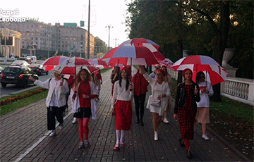 Белоруски с бело-красно-белыми зонтами гуляют по Минску